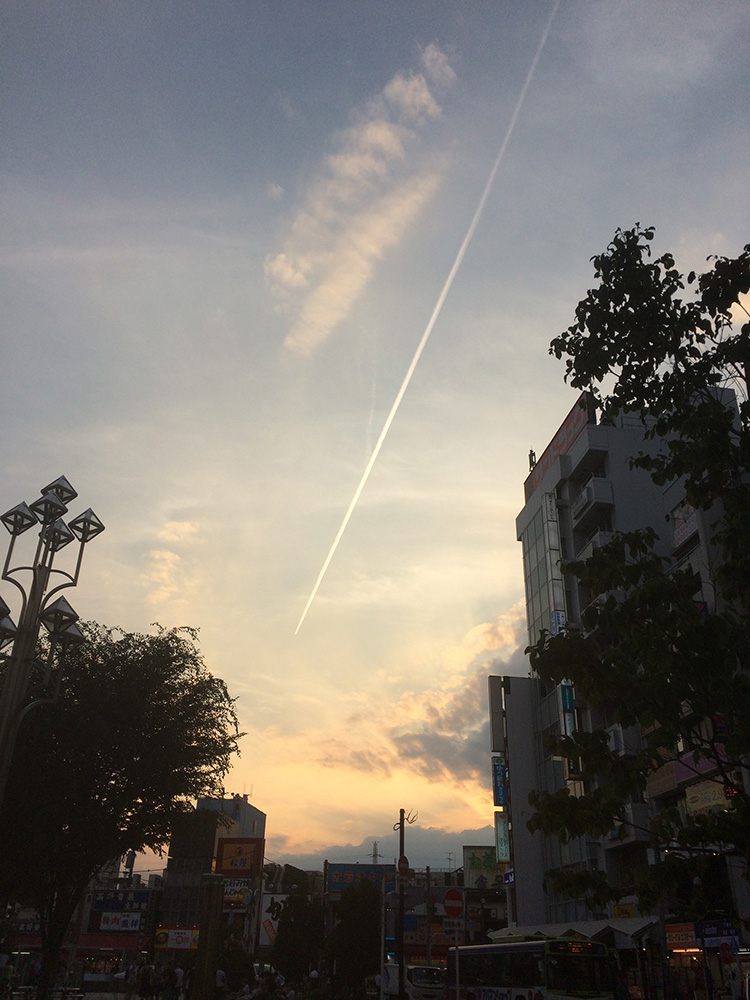夕方の飛行機雲のある空
