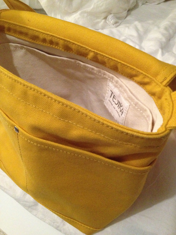 黄色の肩掛けバッグ