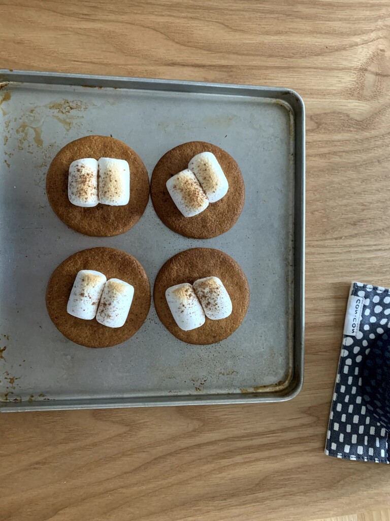マショマロのっけスウェーデン菓子「PEPPARKAKOR」（ジンジャークッキー）